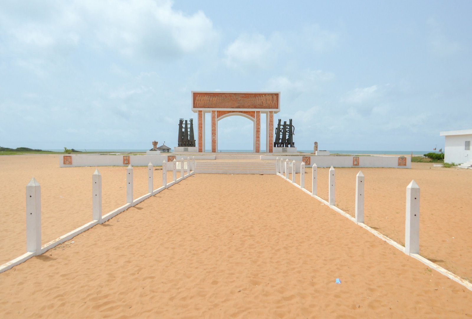 La Porte du Non-Retour à Ouidah, en plein jour