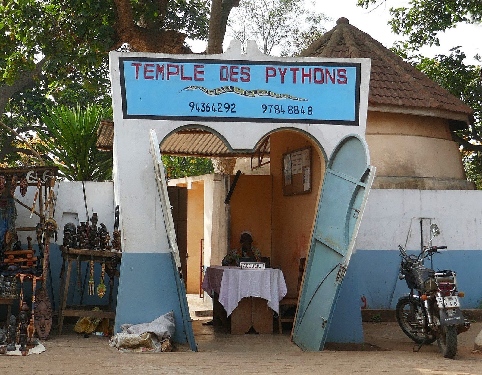 Entrée du Temple des Pythons à Ouidah