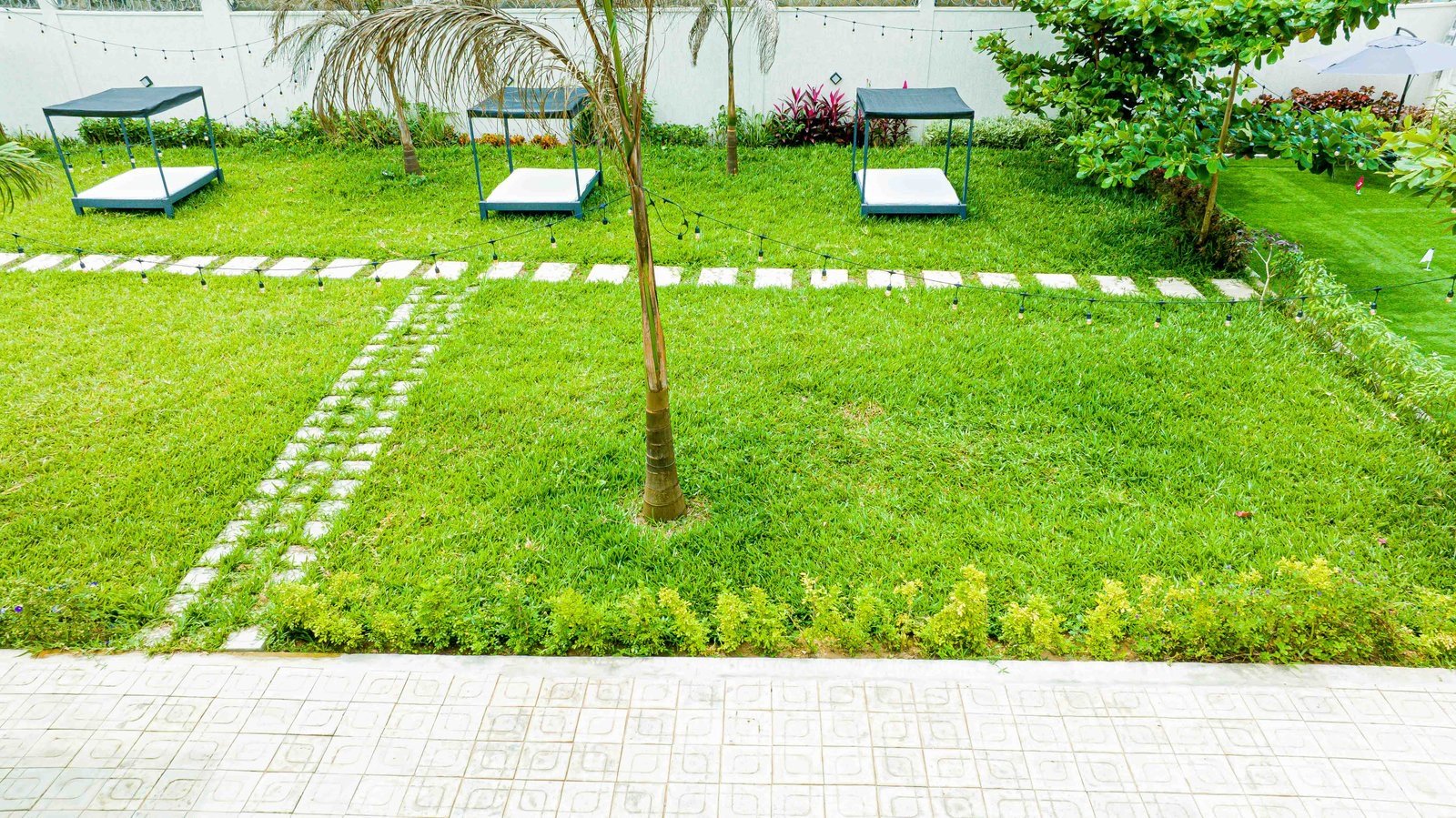 Lits de repos dans le jardin